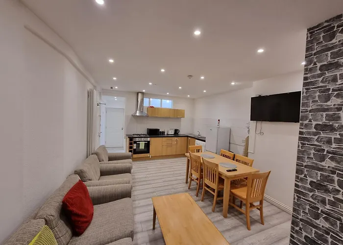 Entire Flat With Three Bedrooms N 2