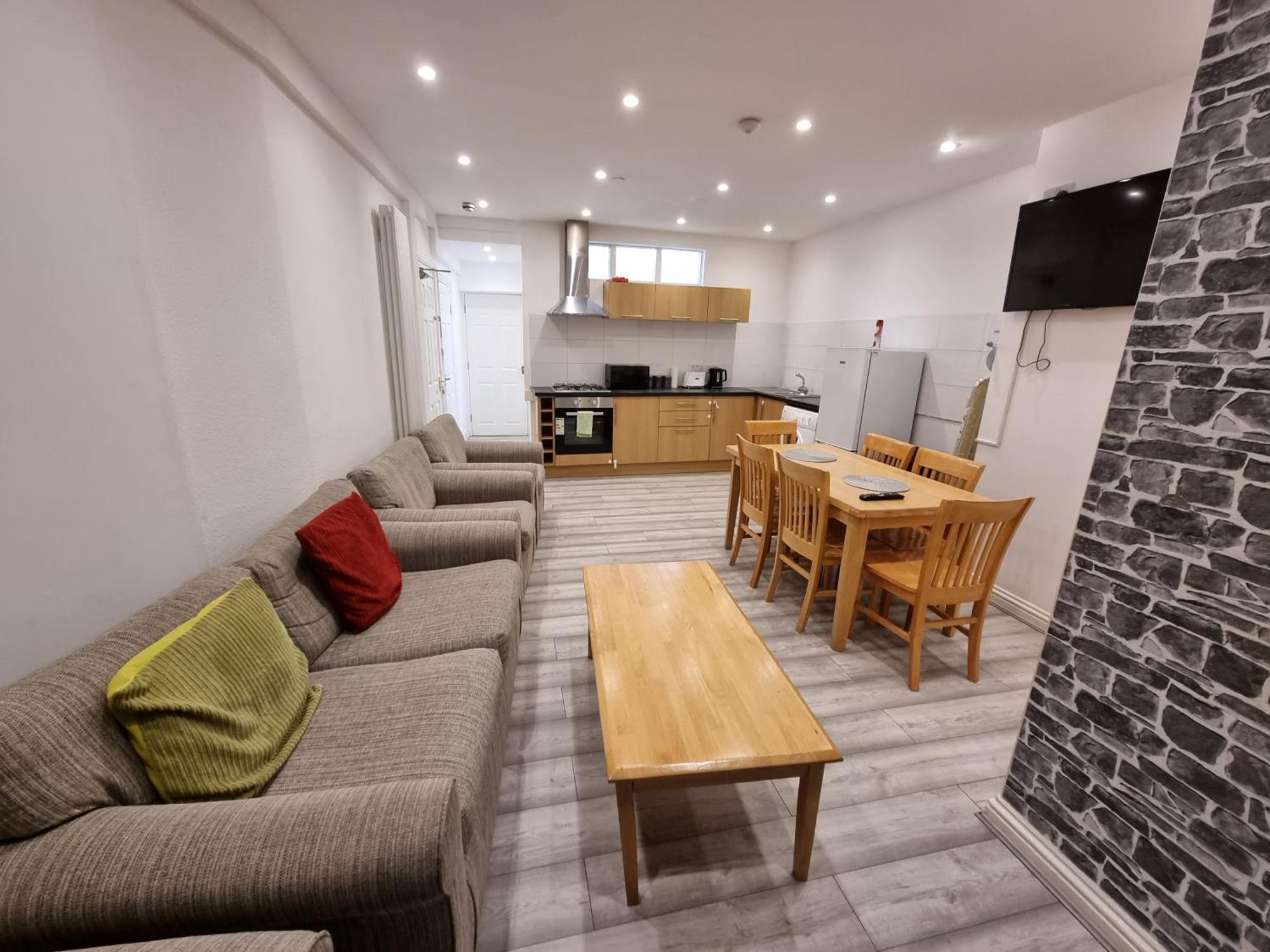 Entire Flat With Three Bedrooms N 2 Apartment